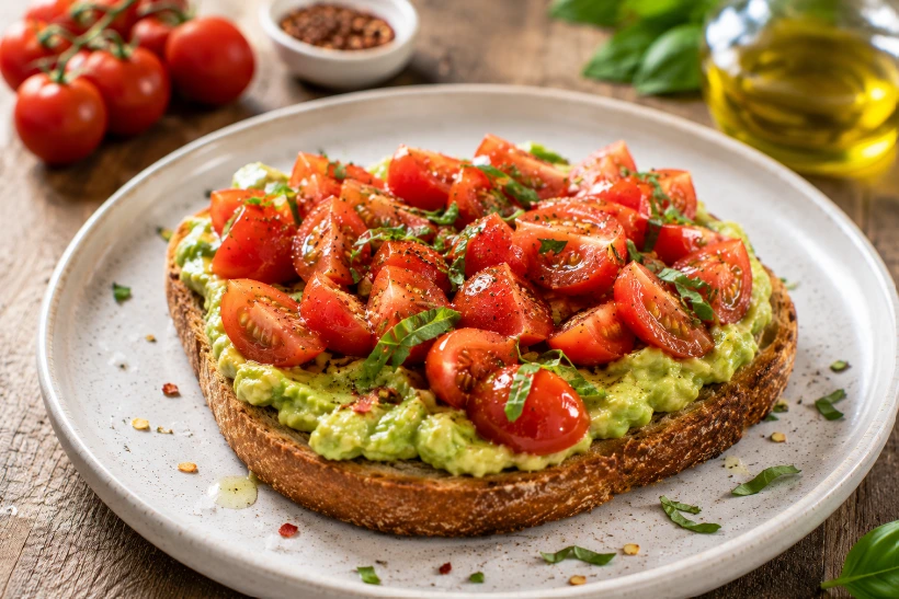 ricetta-avocado-toast-con-pomodoro